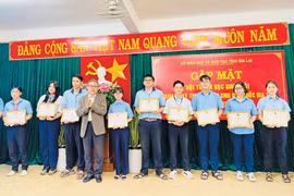 Sở Giáo dục và Đào tạo gặp mặt và tuyên dương đội tuyển tham dự kỳ thi học sinh giỏi quốc gia THPT năm học 2024-2025. Ảnh: T.D