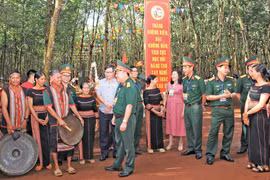 Lãnh đạo Binh đoàn 15 và Công ty 74 động viên công nhân trước Hội thi thợ giỏi khai thác mủ cao su năm 2024. Ảnh: T.D