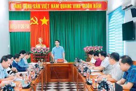 Phó Bí thư Tỉnh ủy Nguyễn Ngọc Lương làm việc với Ban Thường vụ Huyện ủy Chư Păh để nắm bắt tình hình công tác chuẩn bị đại hội Đảng và sắp xếp tổ chức bộ máy của hệ thống chính trị. Ảnh: Đ.T