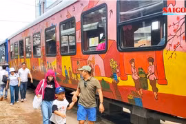 Tour 'hỏa xa' khám phá tháp Chăm cổ Bình Định chính thức vận hành