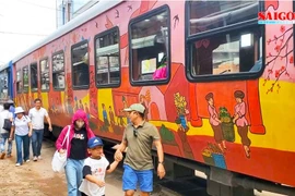 Tour 'hỏa xa' khám phá tháp Chăm cổ Bình Định chính thức vận hành