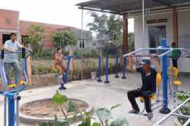 Nhiều nhà văn hóa trên địa bàn thị xã An Khê được lắp đặt hệ thống dụng cụ thể thao ngoài trời để đáp ứng nhu cầu tập luyện nâng cao sức khỏe của người dân. Ảnh: N.M