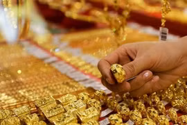 Giá vàng thế giới tăng vọt trước quyết định tiền tệ của Mỹ