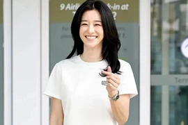 'Điên nữ' Seo Ye Ji đến Đà Nẵng, khoe quà fan Việt tặng