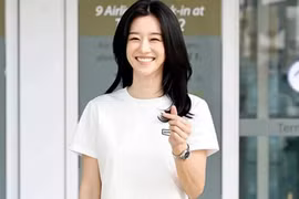 'Điên nữ' Seo Ye Ji đến Đà Nẵng, khoe quà fan Việt tặng