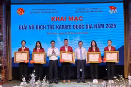 4 nữ tuyển thủ giành HCV karate châu Á được tặng Huân chương Lao động hạng Nhì