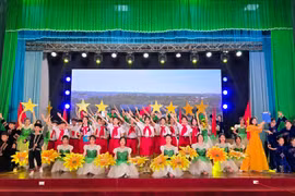 Những thiếu nhi tiêu biểu được Liên đội Trường Tiểu học Chu Văn An tuyên dương Cháu ngoan Bác Hồ. Ảnh: M.N