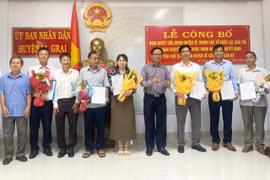 Các đồng chí Trưởng các Phòng chuyên môn huyện Ia Grai nhận Quyết định bổ nhiệm