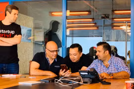 Anh Nguyễn Sỹ Cường (ngồi giữa) giới thiệu các tính năng của ứng dụng AIGuideX (ảnh nhân vật cung cấp).