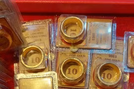 Giá vàng đồng loạt lao dốc