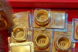 Giá vàng đồng loạt lao dốc