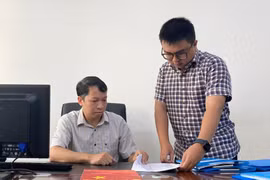 Lãnh đạo Phòng Kiểm soát chi KBNN tỉnh trao đổi với công chức của phòng về công tác kiểm tra, xử lý hồ sơ. Ảnh: S.C