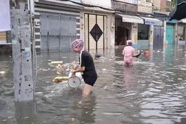 Mưa lớn ở TP HCM, đường biến thành sông, có nơi bị phong tỏa