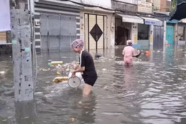 Mưa lớn ở TP HCM, đường biến thành sông, có nơi bị phong tỏa