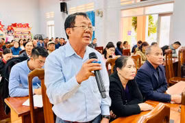 Cử tri Phạm Phụng (xã Biển Hồ, TP. Pleiku) ý kiến về việc chi trả chế độ cho đối tượng người có công. Ảnh: P.L