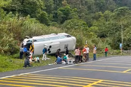 Xe khách 29 chỗ bị lật trên đèo Khánh Lê
