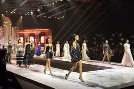 Top 45 Miss Cosmo Vietnam trình diễn thời trang