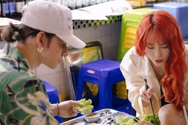 Hoàng tử lai Kpop tới Việt Nam ra MV cùng cháu gái Phan Hiển, ăn gỏi cuốn ở chợ Bến Thành