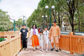 Gia đình anh Phạm Thái Trung (tổ 6, phường Phù Đổng, TP. Pleiku) đã tận hưởng những khoảnh khắc vui vẻ tại Công viên Diên Hồng nhân dịp đầu năm mới. Ảnh: Đ.T