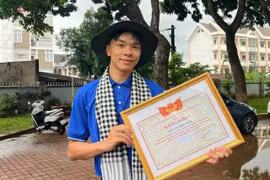Chàng sinh viên mang nhiều bằng khen về cho mẹ