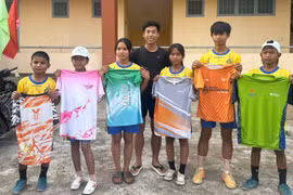 Anh Hồ Ngọc Sơn trao tặng áo chạy bộ cho các em học sinh nghèo. Ảnh: L.V.N