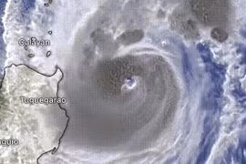 Bão Yinxing suy yếu và đổi hướng khi vào Biển Đông