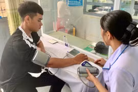 Thanh niên xã Nghĩa An (huyện Kbang) khám sơ tuyển sức khỏe nghĩa vụ quân sự. Ảnh: M.P