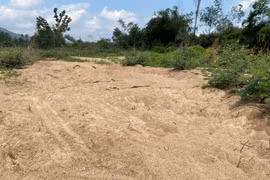 Tái diễn khai thác cát trái phép trên sông An Tượng