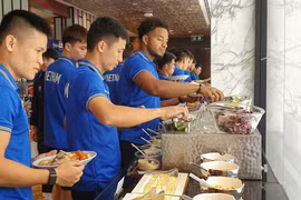 HLV Kim Sang-sik nói gì khi đặt chân đến Thái Lan, đội tuyển tập lúc nào?