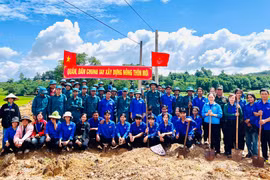 Huyện Đoàn Chư Păh phối hợp với Ban Chỉ huy Quân sự huyện thực hiện công trình, phần việc thanh niên tại xã Ia Mơ Nông. Ảnh: M.N