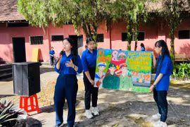 Học sinh Trường THPT chuyên Hùng Vương thuyết trình về tranh vẽ chủ đề 80 năm Ngày thành lập Quân đội nhân dân Việt Nam. Ảnh: M.N