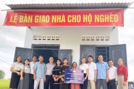 Gia đình anh Rah Lan Dem (buôn Rưng Ma Đoan, xã Ia Rbol) vui mừng nhận bàn giao nhà do Ủy ban MTTQ Việt Nam thị xã Ayun Pa trao tặng. Ảnh: V.C