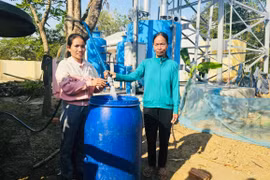 Bà Ksor H’Nhir (bìa phải, buôn Ma H’Rai, xã Ia Hiao) phấn khởi khi nước sạch được dẫn về tận nhà. Ảnh: H.T