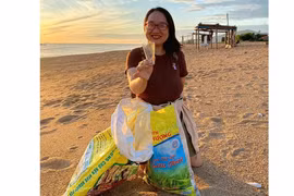 Cô gái 9X tình nguyện nhặt rác, làm sạch bãi biển mỗi ngày