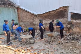 Đoàn viên, thanh niên xã Tân An (huyện Đak Pơ) góp công tháo dỡ, di chuyển vật liệu để chung tay cùng địa phương xóa nhà tạm, nhà dột nát. Ảnh Thanh Trung