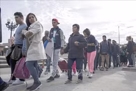 Mỗi người nhập cư trái phép tự rời khỏi Mỹ sẽ được nhận 1.000 USD 