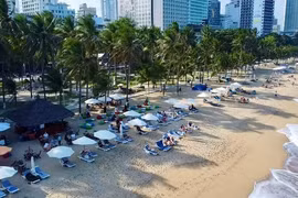 Ghế dù 'chiếm hết' bãi biển Nha Trang