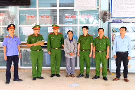 Bắt nguyên cán bộ địa chính - xây dựng xã nhận hối lộ