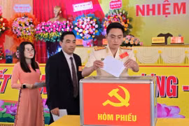 Các đại biểu bỏ phiếu bầu Ban Chấp hành Đảng bộ xã An Phú nhiệm kỳ 2025-2030. Ảnh: A.H