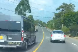 Hàng loạt ô tô lấn làn vượt ẩu trên đèo Bảo Lộc và quốc lộ 20 bị xử phạt