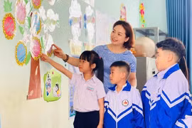 Cô giáo Lưu Thị Thanh Loan (Trường Tiểu học Hồ Tùng Mậu, xã Biển Hồ, TP. Pleiku) tuyên truyền pháp luật cho học sinh thông qua tranh ảnh sinh động. Ảnh: T.D