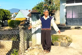 Ông Đinh Yem (thôn 4, xã Đông) đã phá dỡ hàng rào, cổng ngõ, tự nguyện hiến gần 60 m2 đất để mở rộng đường làng. Ảnh: N.M