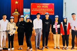 Học sinh và người lao động ở xã Hneng tham gia hội nghị tuyên truyền tư vấn hướng nghiệp, khởi nghiệp học nghề. Ảnh: Đ.Y