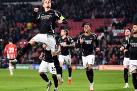 Thắng 'hủy diệt' PSV 7-1, Arsenal mơ vé sớm tứ kết Champions League