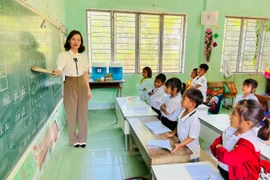 Cô Lê Thị Ngọc Linh trong một tiết dạy các em học sinh lớp 1 tại điểm trường làng Trong (Trường Tiểu học và THCS Lê Văn Tám). Ảnh: P.L