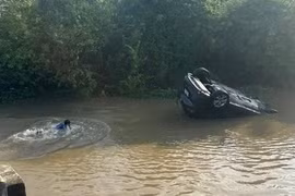 Quảng Ngãi: Ô tô lao xuống sông, bé 30 tháng tuổi và ông ngoại thoát chết thần kỳ