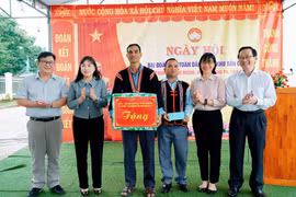 Thay mặt Tỉnh ủy, HĐND, UBND, Ủy ban MTTQ Việt Nam tỉnh, Phó Chủ tịch UBND tỉnh Nguyễn Thị Thanh Lịch (thứ 2 từ phải sang) trao tặng phần quà cho buôn Chư Krih, xã Chư Drăng, huyện Krông Pa. Ảnh: Yến Thụy