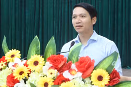 Phó Bí thư Tỉnh ủy Nguyễn Ngọc Lương phát biểu chỉ đạo tại Hội nghị lần thứ 19 Ban Chấp hành Đảng bộ thị xã Ayun Pa. Ảnh: Q.T