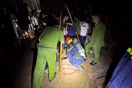 Lực lượng chức năng xuống giếng giải cứu nạn nhân