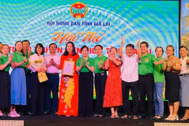 Thí sinh Phạm Thị Phương (áo dài đỏ) đạt giải nhất tại Hội thi “Tuyên truyền viên giỏi” năm 2024